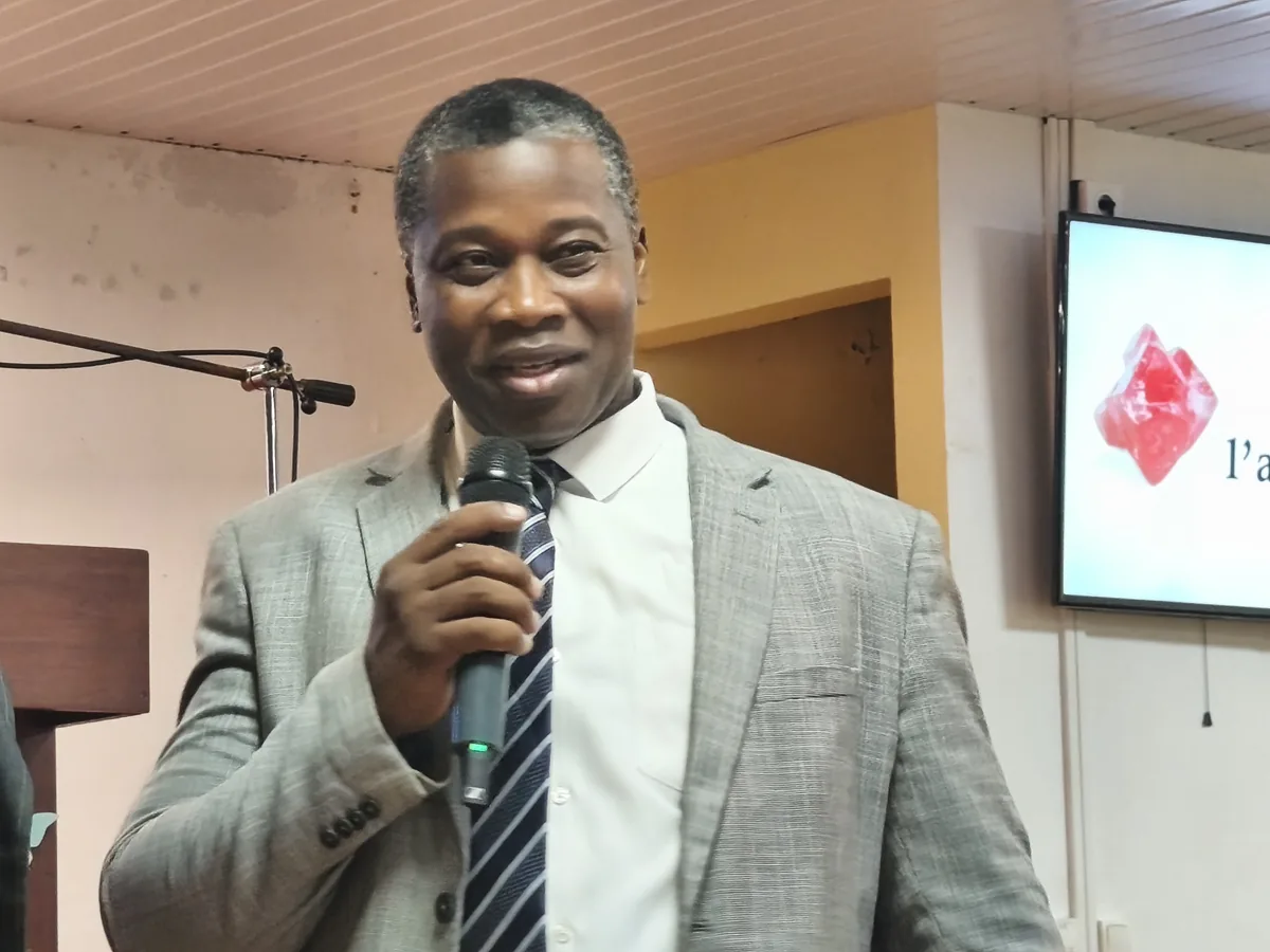 Le Pasteur ILFNA Suleiman Armando au micro lors de son accueil à l'Église Adventiste Jardin d'Éden de Macouria